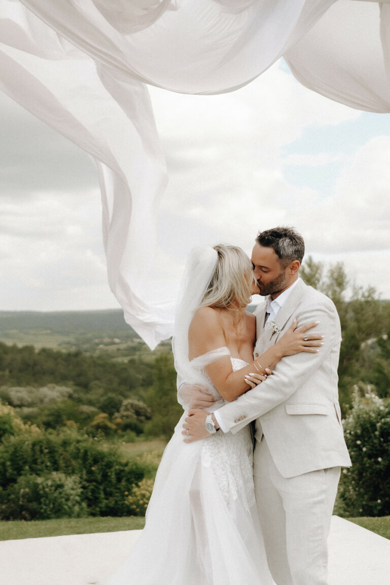 RAEMxLATW 553 768x1152 - Capturer l'Élégance d'un Mariage Haut de Gamme : Votre Photographe de Mariage en Région Parisienne et en Europe