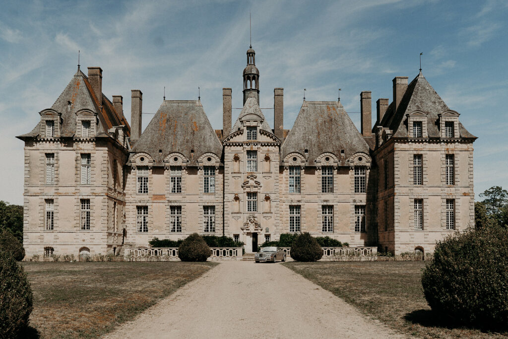 KP LaureneAndTheWolf 17 1 1024x683 - Chateau de Saint-Loup-sur-Thouet : Le mariage végétal et minimaliste de Kim & Piers