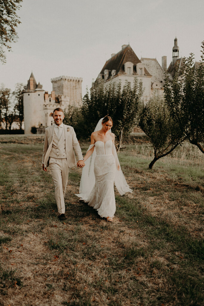 KP LaureneAndTheWolf 506 683x1024 - Chateau de Saint-Loup-sur-Thouet : Le mariage végétal et minimaliste de Kim & Piers