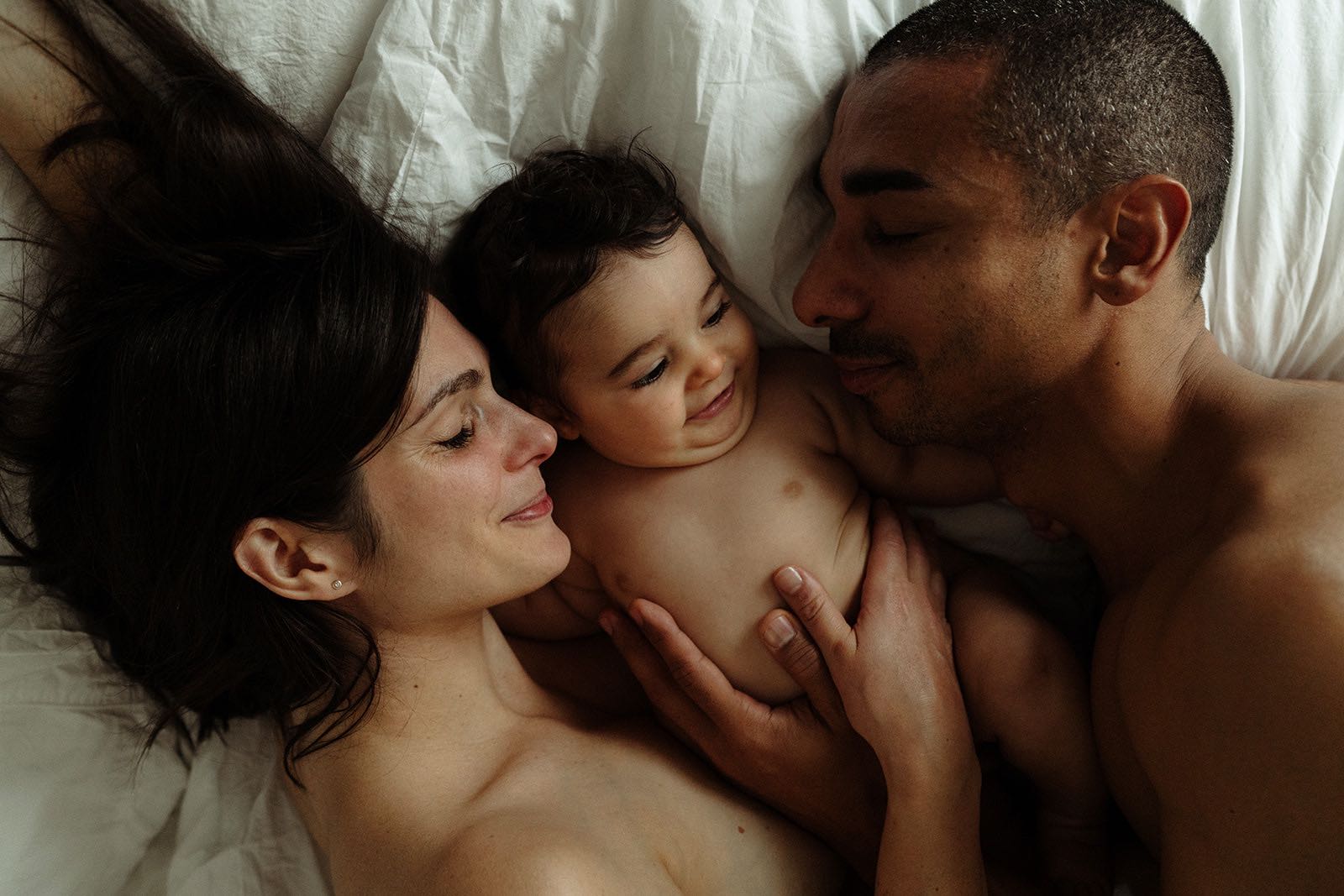 Image d'un shooting photo grossesse en famille réalisé par Laurène Argot